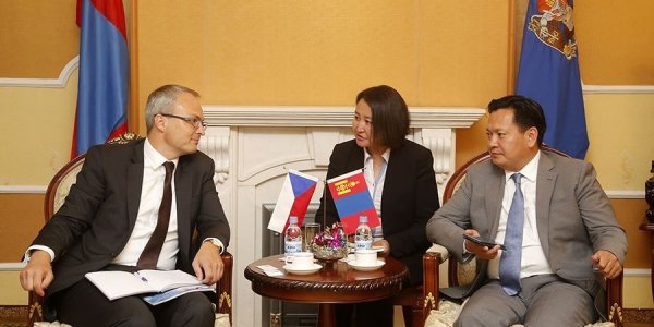 ЧЕХИЙН ГАДААД ХЭРГИЙН ДЭД САЙДААР АХЛУУЛСАН БИЗНЕСИЙН ГРУПП АЙЛЧИЛНА