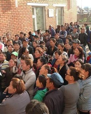 Эцэг эхчүүд гадаа хонож эхэлжээ