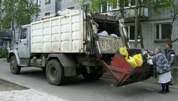 Амьгүй жолоочтой хогийн машин хүн дайрч хөнөөжээ