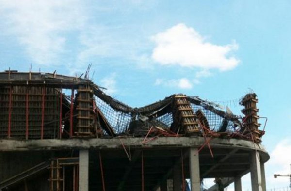 Барилгын хана нурж, долоон хүн дарагджээ