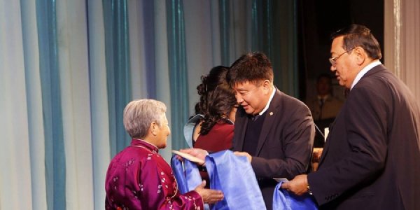 АХМАД НАСТНУУДАД ХҮНДЭТГЭЛ ҮЗҮҮЛЛЭЭ