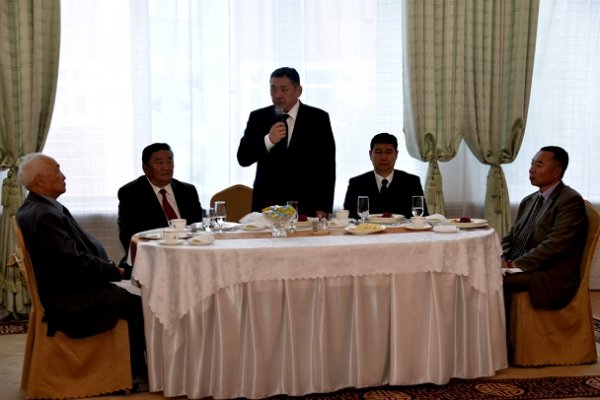 Ахмадуудаа хүлээн авч уулзан, хүндэтгэл үзүүллээ