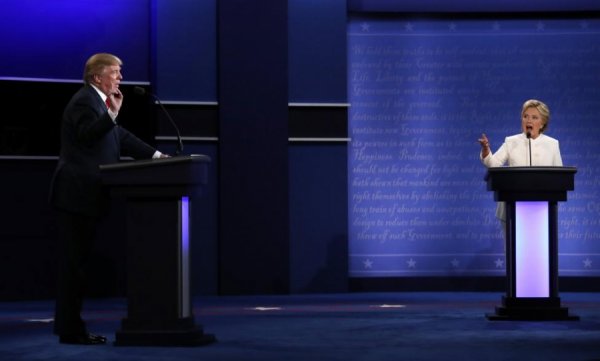 ХИЛЛАРИ, ТРАМП НАР СҮҮЛЧИЙН ХАЛЗ МЭТГЭЛЦЭЭНЭЭ ХИЙЛЭЭ