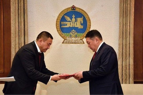 Хууль, тогтоолын төслүүдийг УИХ-д өргөн мэдүүллээ