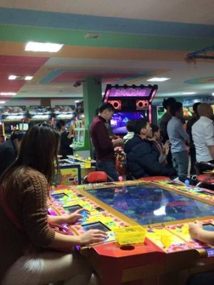 Мөрийтэй тоглоомын газарт 30 гаруй залуус хутгалуулжээ