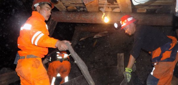 САЙН МЭДЭЭ: Уурхайн нурангид дарагдсан гурван иргэнийг эсэн мэнд гаргажээ