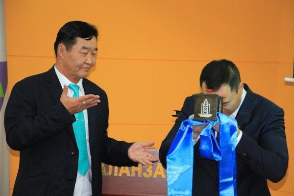 ДАЛАНЗАДГАД СУМЫН ИТХ-ЫН ДАРГА, ЗАСАГ ДАРГАД ХЭН СОНГОГДОВ?