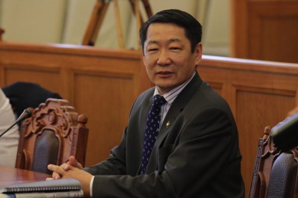 Малчин монгол хүн металлын бохирдолтой сүү уух дээрээ тулаад байхад Ж.Батсуурь та  “Арева”-г өмөөрсөн хэвээрээ юу?