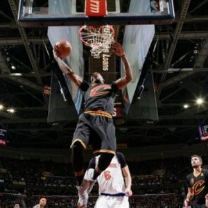 ЛеБрон Жеймс улирлыг трипл-даблаар эхлүүллээ