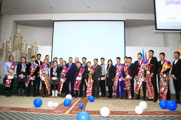 ӨМНӨГОВЬ: СПОРТЫН АЛДАРТНУУДАД ХҮНДЭТГЭЛ ҮЗҮҮЛЖ, МӨНГӨН УРАМШУУЛАЛ ОЛГОВ