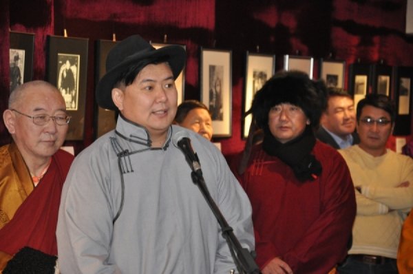 БОГД ХААН, ЭХ ДАГИНА ДОНДОГДУЛАМ НАРЫН ХОВОР ЗУРГУУДЫГ ДЭЛГЭЛЭЭ