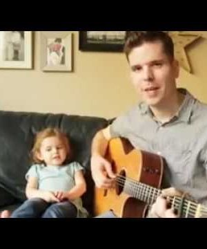 Дөрвөн настай бяцхан охин хэрхэн дуулахыг үзээрэй