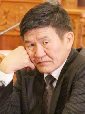 Ц.Нямдорж сүүлчийн цамцаа урагдтал хэнтэй тэмцэх вэ?
