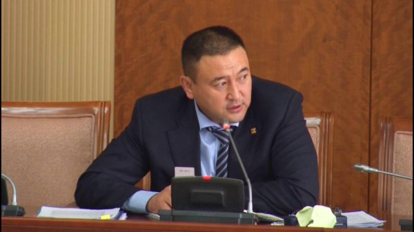 Ө.Энхтүвшин гишүүний асуултад Б.Чойжилсүрэн сайд бүдрэв