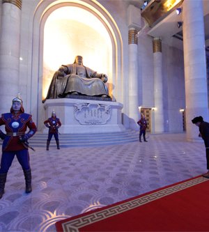 Монгол төрийн босгонд бүдэрч унах вий дээ