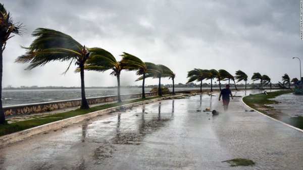 Ирма хар салхи дөрвөн сая хүнийг гэрэлгүй болгожээ