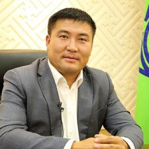 Ийм хүн Газрын албыг гартаа атгасаар байх уу?