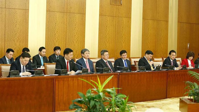 У.Хүрэлсүхийн алга ташилт, Ц.Нямдоржийн “гэнэдэлт” юу өгүүлэв?