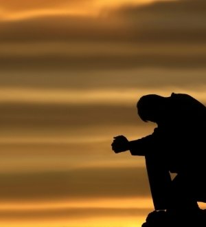 Зовлонгоо бусдад бүү тооч