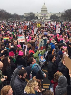 Америкт Д.Трампыг эсэргүүцсэн жагсаал болжээ