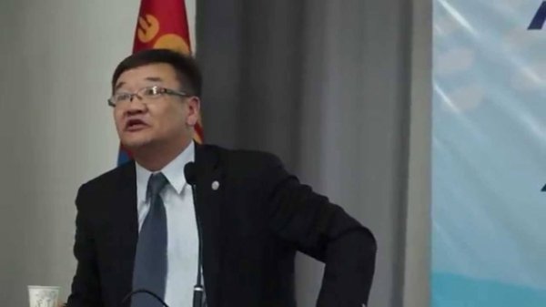 Анагаахын захирал Г. Батбаатар сайд Ц.Цогзолмаагийн эсрэг “Дайн” зарлав