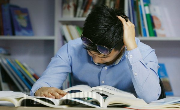 Оюутнуудын босго намдаад байна