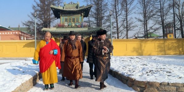 Нийслэлийн иргэдээ даатган хотын удирдлагууд мандал өргөлөө