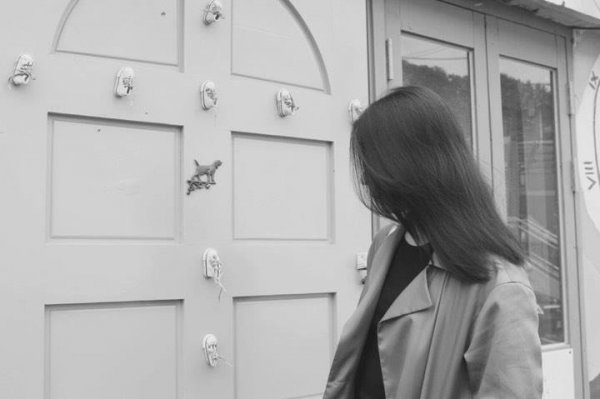 Гурван өрөө байраар гурван хүнээ сольчихоод л сууж байна