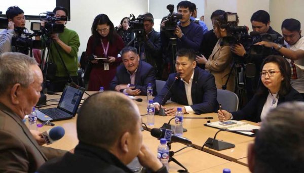 100 АЙЛЫГ НҮҮЛГЭХ ТАЛААР ХУДАЛДАА ЭРХЛЭГЧИДТЭЙ УУЛЗЛАА