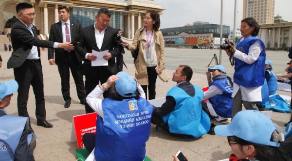 ЕРӨНХИЙЛӨГЧ ТӨВ ТАЛБАЙД СУУЛТ ХИЙЖ БАЙГАА АЖИЛТНУУДТАЙ УУЛЗЛАА