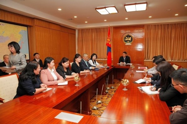 Сүүлийн 4 жилд цалин хөлсийг огт нэмэгдүүлээгүй тул энэ удаад цалин нэмтэл төв талбайд суултаа үргэлжлүүлнэ гэв