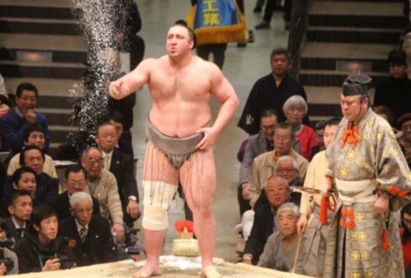 Гүржийн бөх сэкивакэ Точиношин ганцаараа башёг тэргүүлж эхэллээ