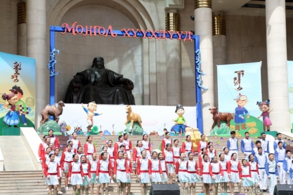 Эрх нь хамгаалагдаж, инээд цалгисан багачуудтай долоо хоног