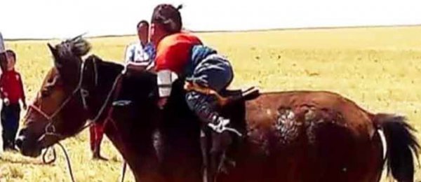 ХОЁР НАСТАЙ ХҮҮГИЙН ЭЭЖ Н.ОТГОНЦЭЦЭГ: ХЭРЭВ БИ ДАГАЖ ЯВСАН БОЛ ЮУ ГЭЖ ИЙМ НЯЛХ ХҮҮХДЭЭ ДААГА УНУУЛАХ ВЭ