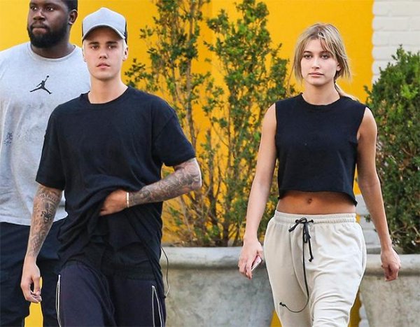 Жастин Бибер шинэ найз бүсгүйгээ олны өмнө үнсэв