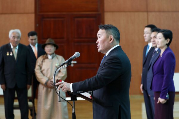 Төрийн дээд цол, одон, медалиар шагнав