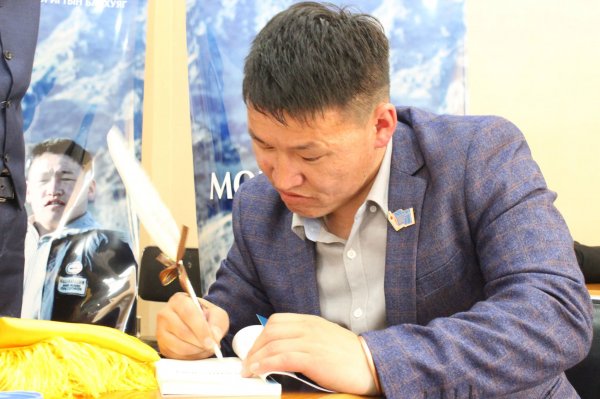 Залуу яруу найрагч Зоригтын Батхуягийн анхны “Морин мөрт” номын нээлт боллоо