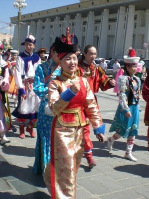 Монгол бахархал болсон дээл хувцсаараа гоёцгооё