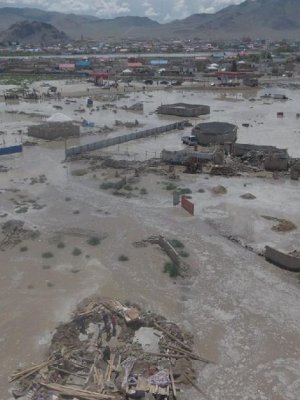 Өлгий хотод үер бууж 275 айлын хашаа усанд автжээ