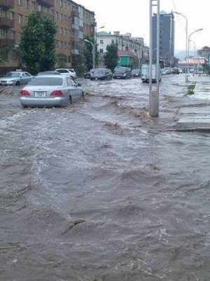 Үерийн ус зайлуулах жалганд зөвшөөрөлгүй буусан иргэдэд яаралтай нүүх албан шаардлага хүргүүлжээ