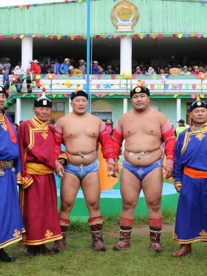 Архангайн наадамд Бөхбилэгт дэвжээний бөх Ц.Ганбат түрүүллээ