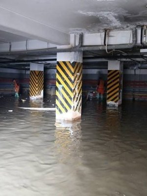 Орон сууцны зоорийн давхарт борооны ус соруулж байсан иргэн цахилгаанд цохиулан нас баржээ