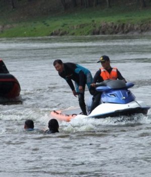 Согтууруулах ундаа хэтрүүлэн хэрэглэж, биеэ хянах чадваргүй болсон үедээ гол руу унасан 3 иргэнийг аварчээ