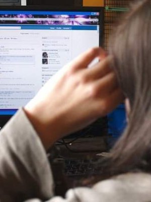 Цахим сүлжээгээр бусдад залилуулахаас болгоомжил!