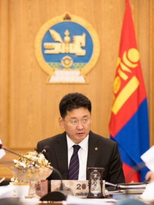 У.Хүрэлсүх намынхаа удирдах зөвлөлийг атгаж чадаж байгаа юу?