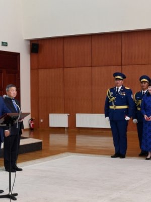 Ерөнхийлөгч Х.Баттулга зарлиг гаргаж байгалийн гамшгийн үед үлгэр жишээ ажилласан иргэдэд Төрийн одон медаль гардууллаа