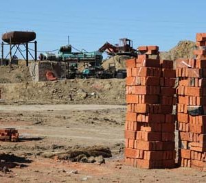 Шорооны дамжуурга руу унаж, шороонд дарагдсан иргэнийг аварчээ