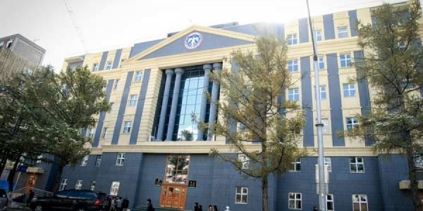 ГЭРТЭЭ БОЛОН АЛБАНЫ ӨРӨӨНДӨӨ 1.3 САЯ АМ.ДОЛЛАР НУУЖ БАЙСАН ЦАГДААГИЙН АЛБА ХААГЧ ХЭН БЭ