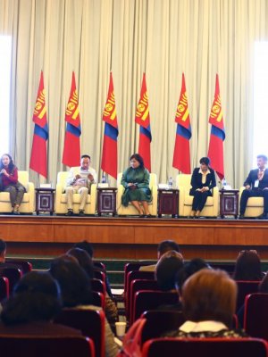 “Таны хүүхдийг танихгүй хүн хүмүүжүүлж байна“ нээлттэй хэлэлцүүлэг боллоо