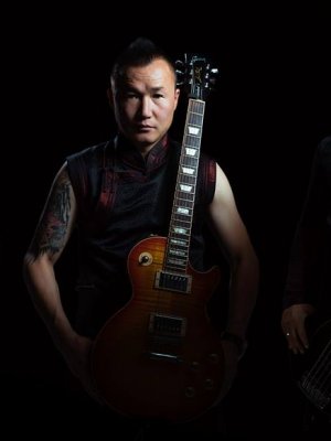 Чоно хамтлаг шинэхэн уран бүтээлээрээ сонсогчиддоо бэлэг барьж байна